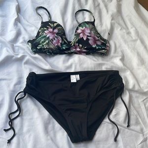 NEW. Two piece bikini set